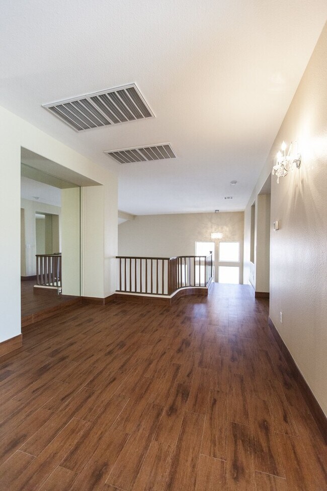 Building Photo - Rhodes Ranch Golf Course View