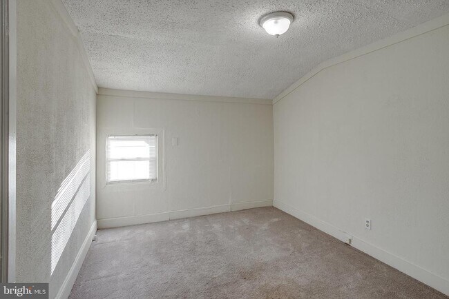 Building Photo - 7 Dresser Ave