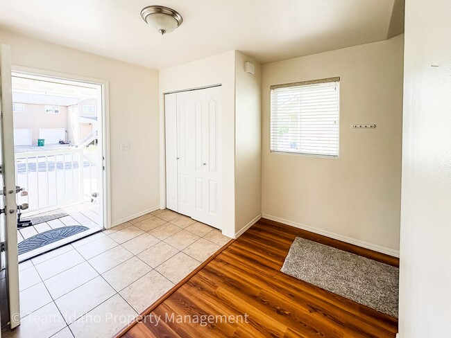 Building Photo - Beautiful 4 bedroom 3 bath townhouse w/att...