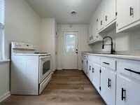 Building Photo - Newly renovated!