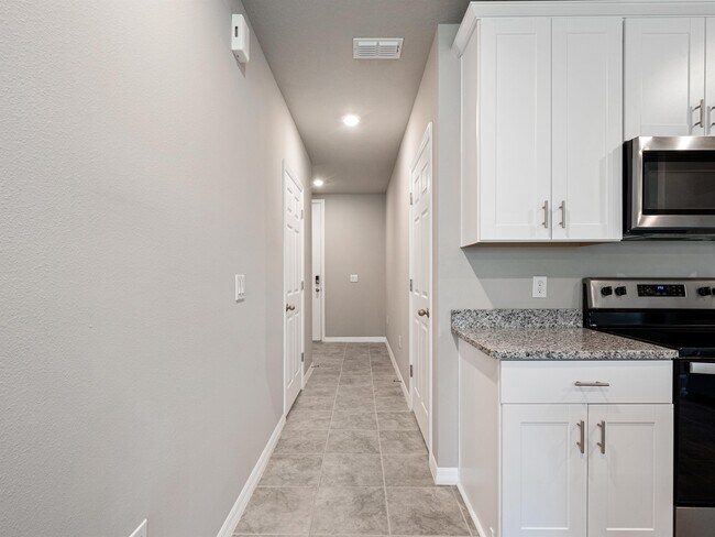 Building Photo - 658 Legacy Lp