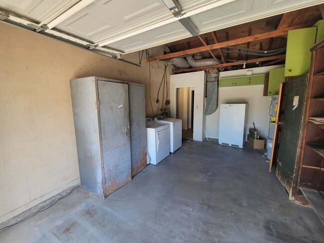 Building Photo - Beautiful 3 Bed, 3 Bath Home in El Centro!