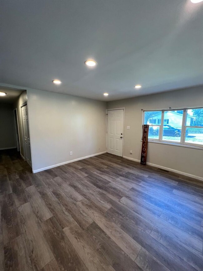 Building Photo - Home Short Drive to the Beach! MOVE IN SPE...