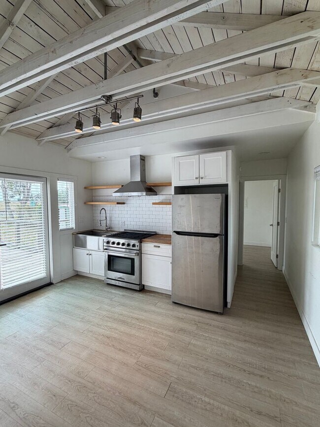 Building Photo - Coastal Living in Carpinteria