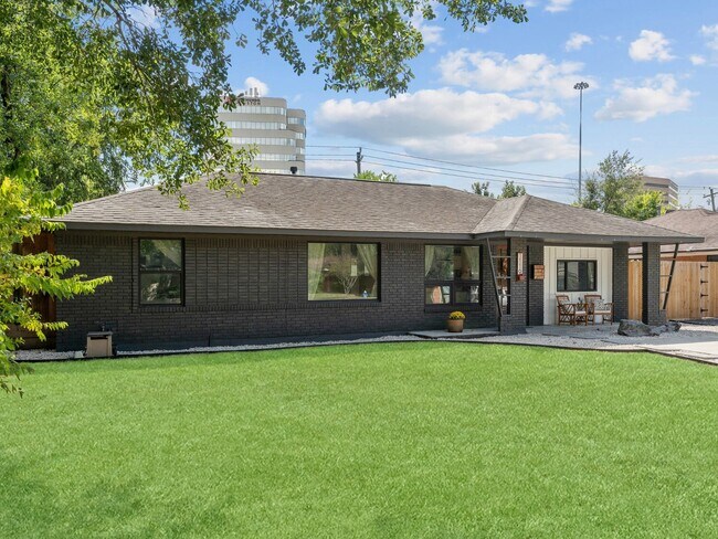 Building Photo - 1119 W 30th St