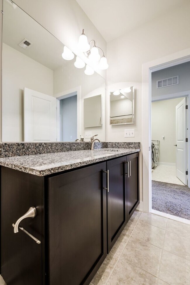 Building Photo - Updated 3br/2.5ba Condo Townhome Alexandria Walk to Metro