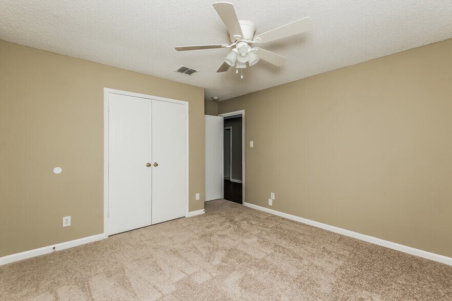 Building Photo - 3909 Fox Run Dr