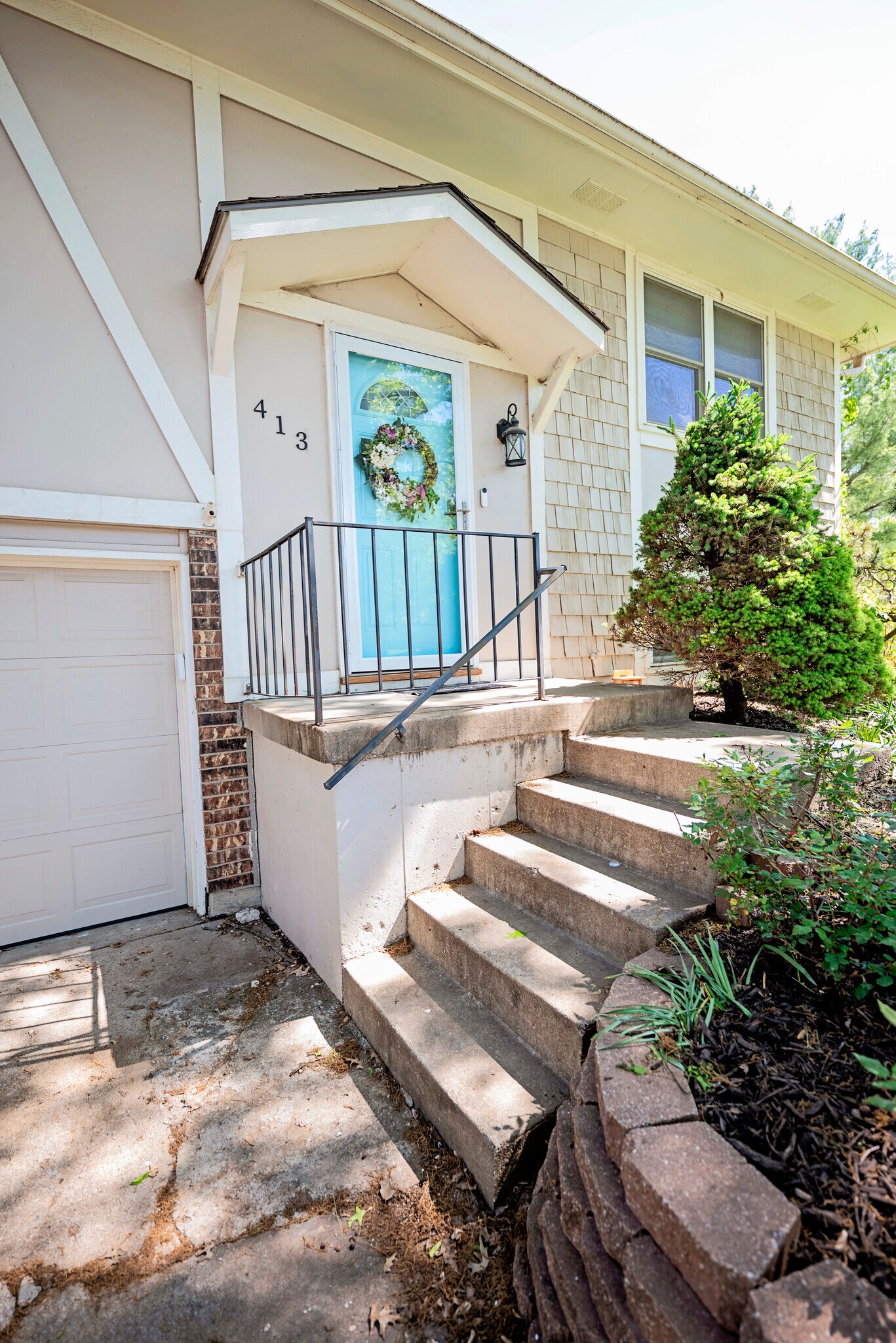Building Photo - 413 SE Lana Ct
