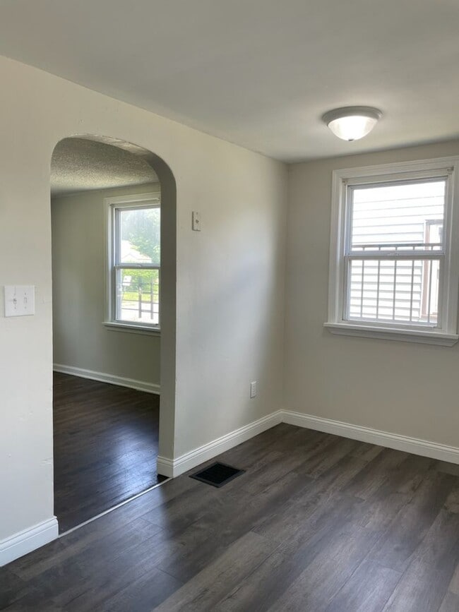 Building Photo - Bright & Inviting 2-Bedroom Home with Larg...