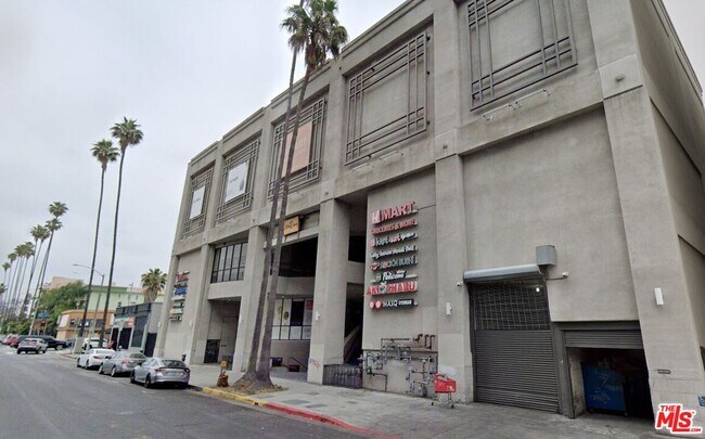 Building Photo - 545 S Manhattan Pl