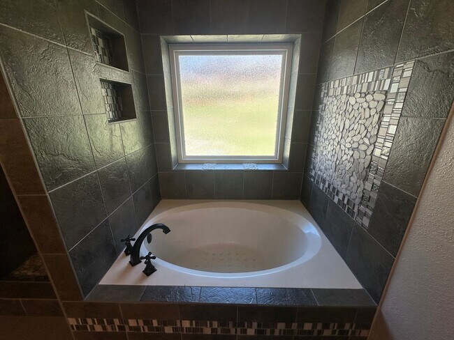 Building Photo - 3104 Valley Oaks Cir