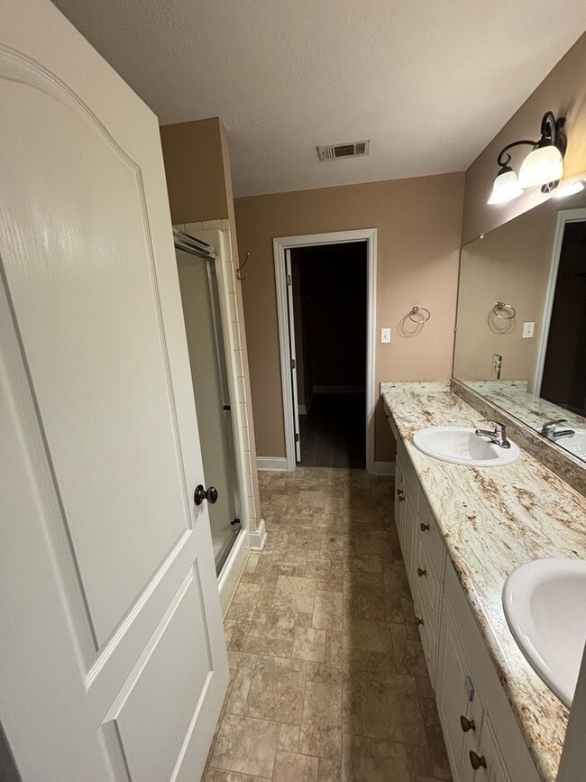 Building Photo - 818 Bryan Cir