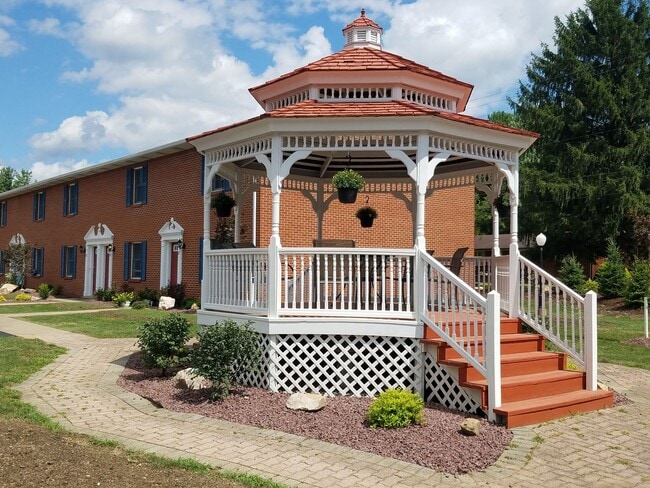 Building Photo - NEWLY UPDATED Two Bedroom Townhouse! Amazi...