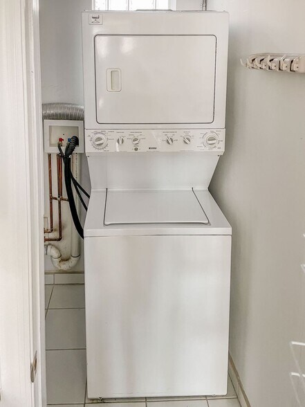 Building Photo - 3852 N Southport Ave