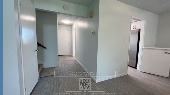 Building Photo - Beautifully 3BR Townhome with Huge Loft St...