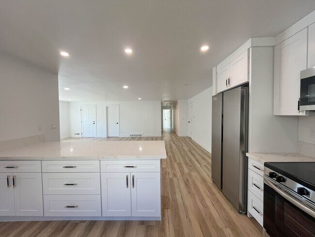 Building Photo - Charming NE Portland Apartment Near Parks, Shops & Transit