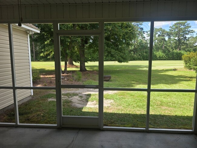 Building Photo - Nice 3 bedroom, 2 bath home with 2 car gar...