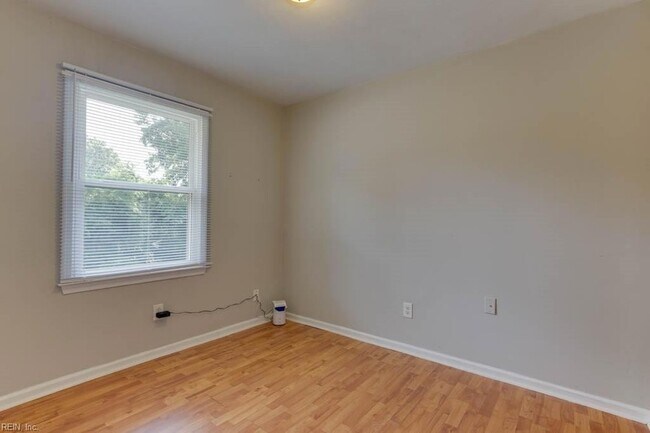 Building Photo - 3800 Sunset Point