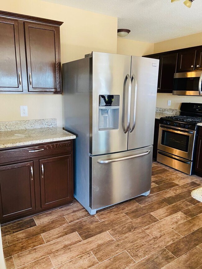 Building Photo - 5 bedroom 3 bath Remolded home Ready to move in!