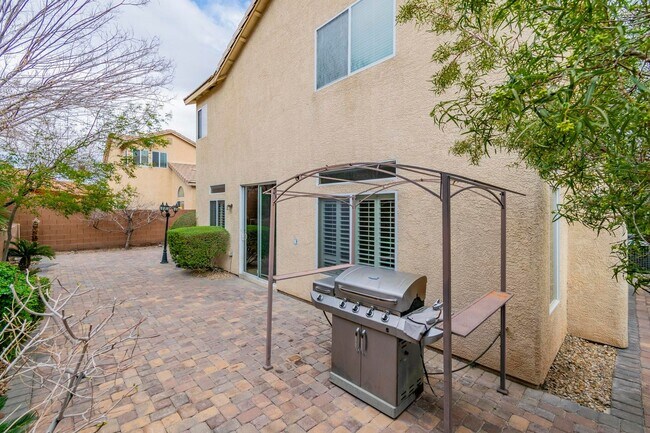 Building Photo - Immaculate 5 Bedroom, 3 bathroom home nest...