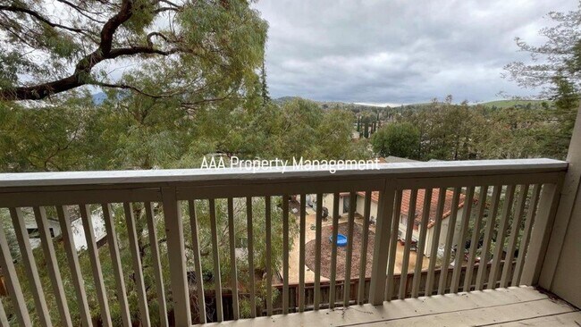 Building Photo - Beautiful 4 bedroom 2.5 bath townhome w/ v...