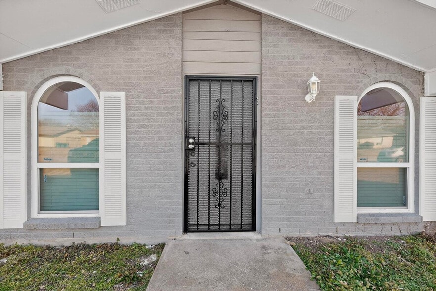 Building Photo - 136 Yorkshire Dr