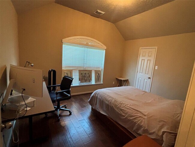 Building Photo - 3726 Golden Shores Dr