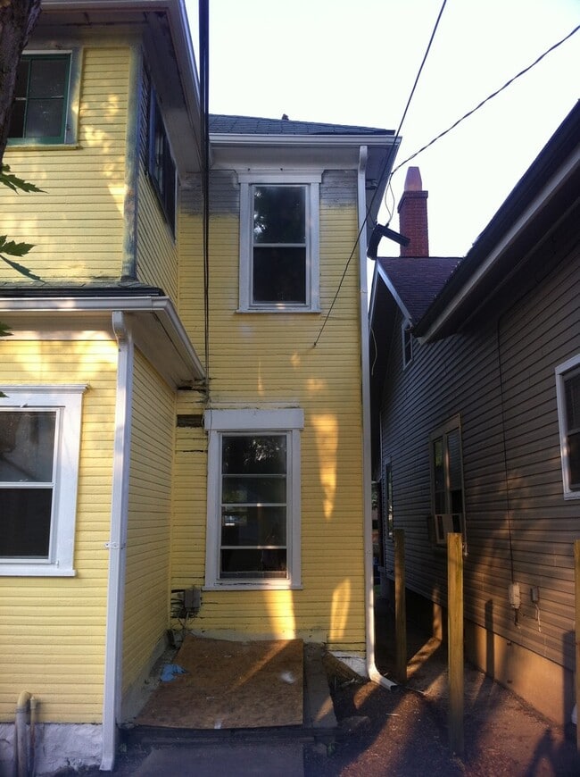 Building Photo - Great 4 bed 1.5 bath with detached garage ...