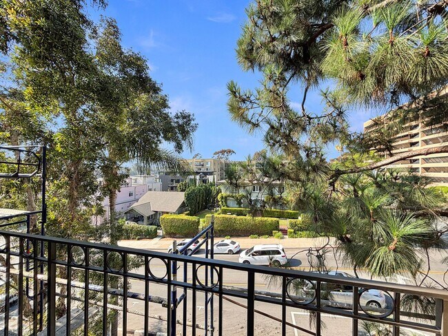 Building Photo - Stunning 2BD/2BA Condo in Bankers Hill W/ ...