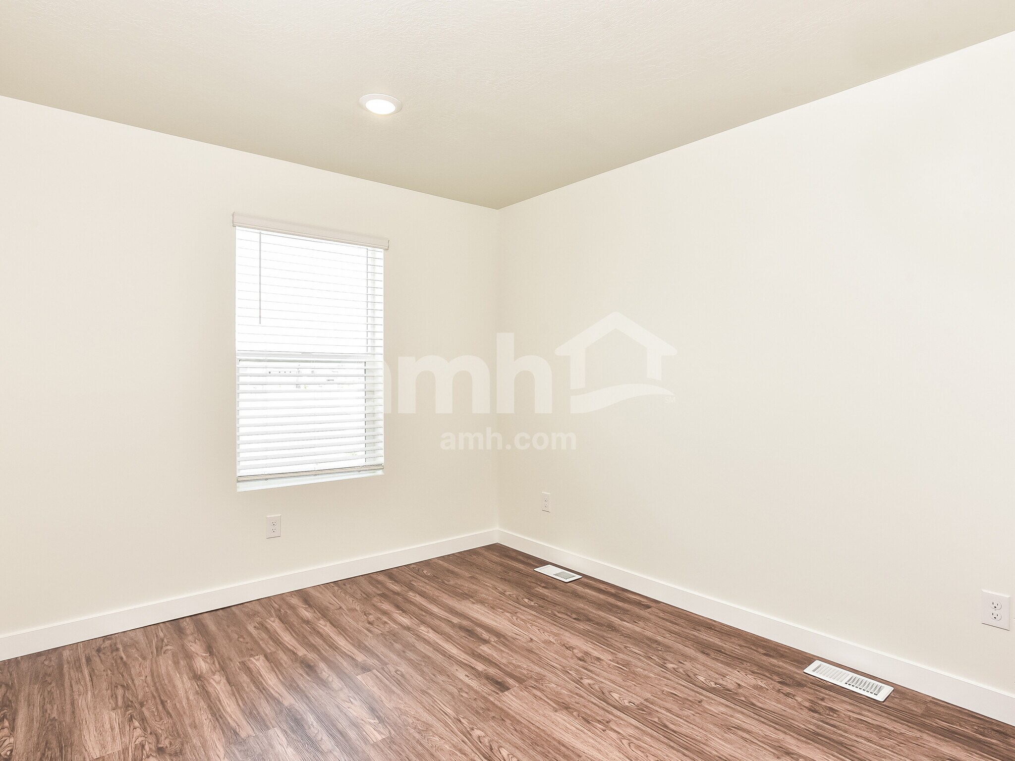 Building Photo - 1142 E Caitlyn St