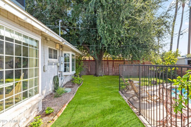 Building Photo - 4631 E Pinchot Ave