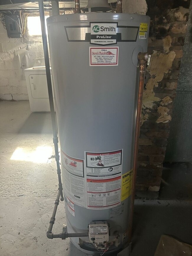 Building Photo - Refreshed and beautiful 3 bedroom single family home!