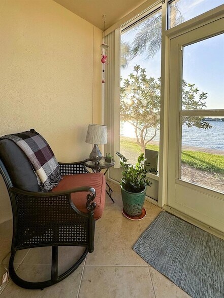 Building Photo - 7920 Sun Island Dr S