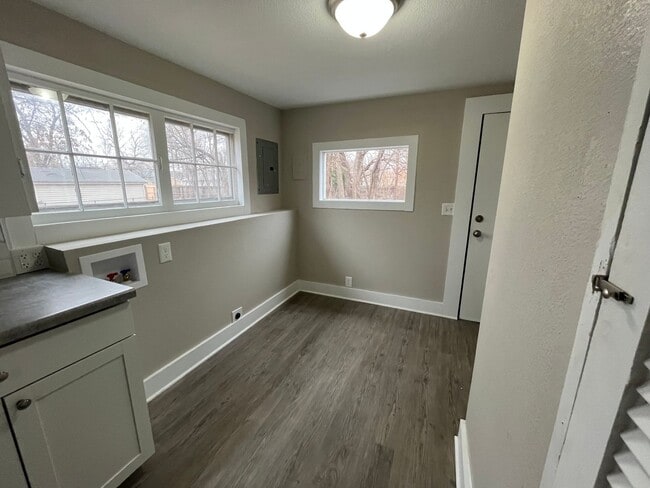 Building Photo - 3 Bed/1 bath home with 2 car garage for rent!