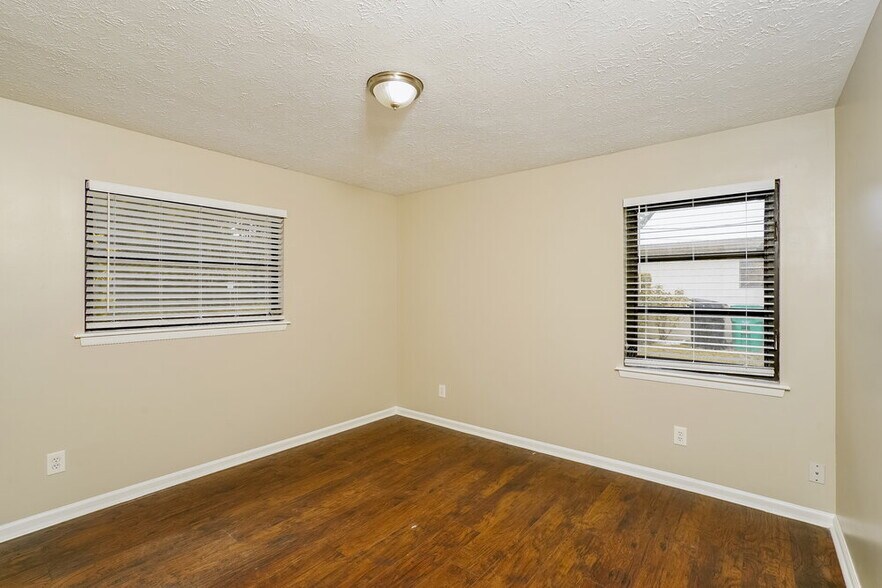 Building Photo - 452 SW Sansom Ln