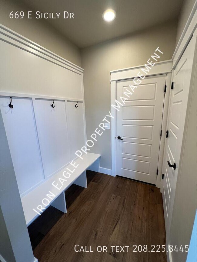 Building Photo - 669 E Sicily Dr