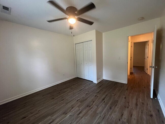 Building Photo - 3290 Valencia Dr