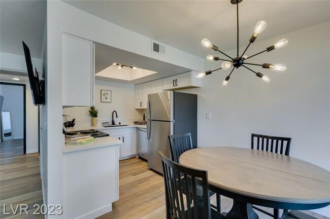 Building Photo - Gorgeous, fully-renovated and furnished co...