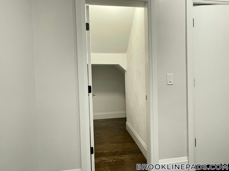 Building Photo - 7 Strathmore Rd