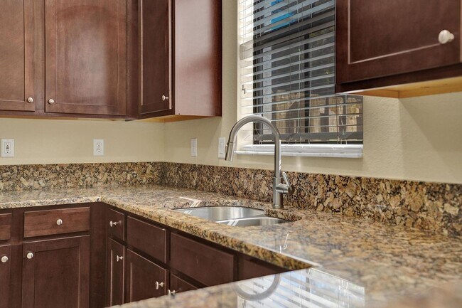 Building Photo - Gorgeous Townhome in Parkland