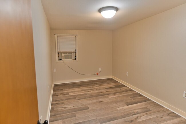 Building Photo - Charming 2 Bedroom on Grand St with Bonus Room