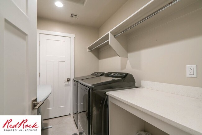 Building Photo - Beautiful townhome in desirable neighborho...