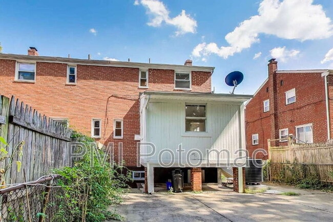 Building Photo - 3407 Floral St