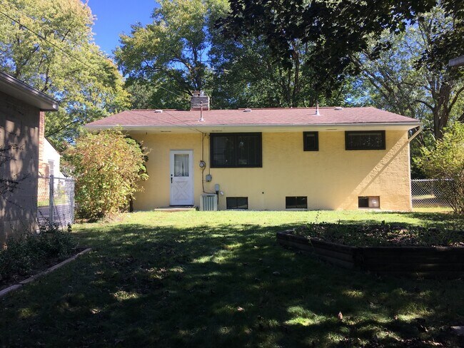 Building Photo - 981 Hartford St