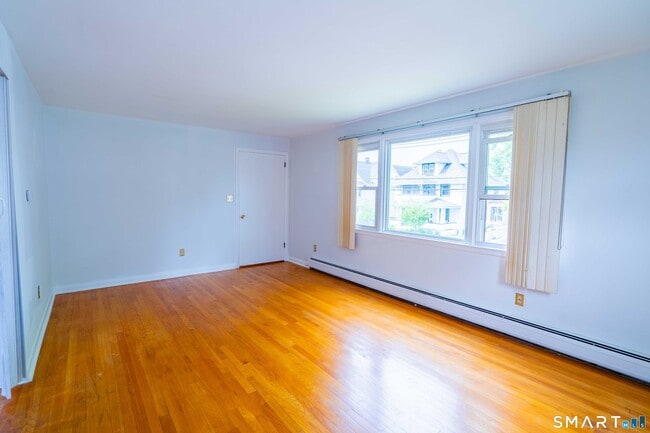 Building Photo - 326 Grovers Ave