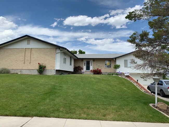 Building Photo - 2 Bedroom/1 Bathroom Duplex in Bluffdale