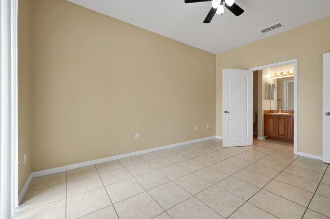 Building Photo - "Charming 3-Bed, 2-Bath Condo Oasis in Orlando – 1,000 Sq Ft of Comfort!"