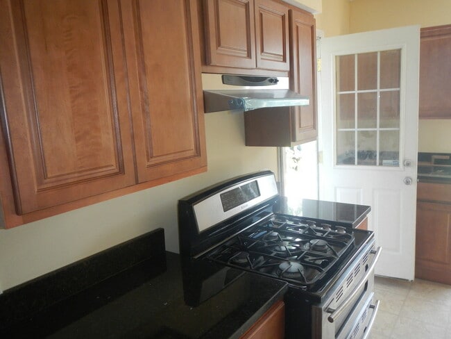 Building Photo - Bright & Comfortable Waltherson Townhouse