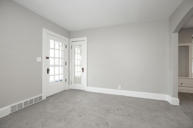 Building Photo - 4 BED, 1 BATH BEAUTIFUL SINGLE-FAMILY HOME IN CLEVELAND!