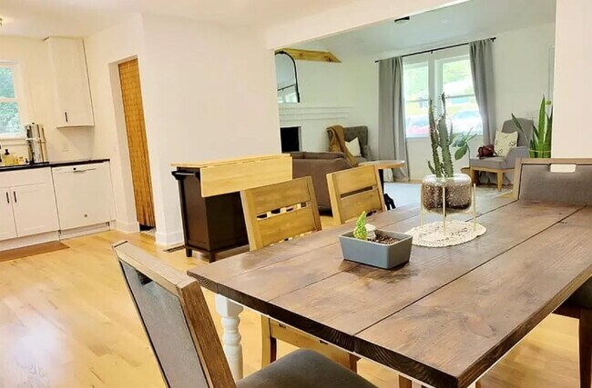 Building Photo - 106 Robinhood Cir